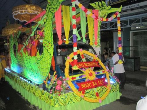 Thành phố Kiên Giang tưng bừng cung đón kim thân Xá Lợi Phật