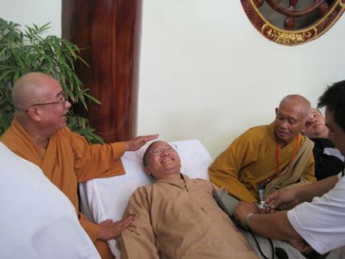 Giọt máu mang tình yêu thương