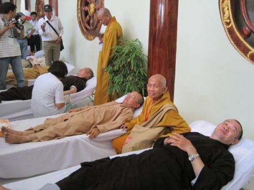 Giọt máu mang tình yêu thương