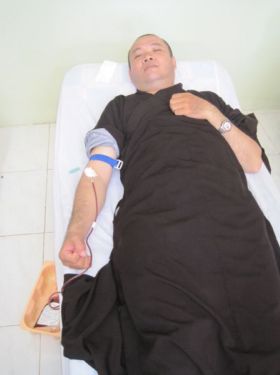 Giọt máu mang tình yêu thương