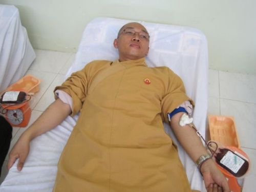 Giọt máu mang tình yêu thương