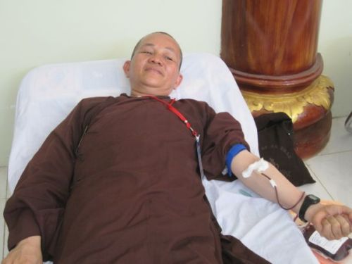 Giọt máu mang tình yêu thương