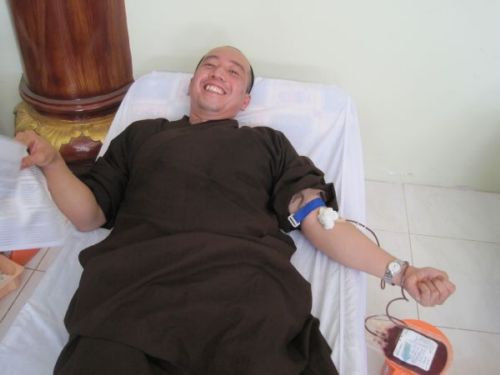 Giọt máu mang tình yêu thương