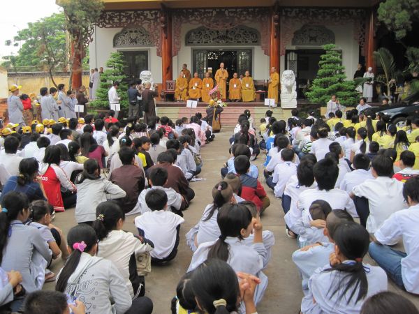 Đoàn thanh Thiếu nhi, Thiếu niên Phật tử về đảnh lễ chư Tôn đức Giáo phẩm lãnh đạo GHPGVN