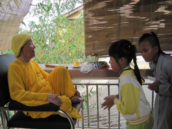 Đoàn thanh Thiếu nhi, Thiếu niên Phật tử về đảnh lễ chư Tôn đức Giáo phẩm lãnh đạo GHPGVN