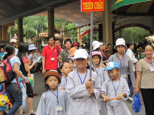 Đoàn thanh Thiếu nhi, Thiếu niên Phật tử về đảnh lễ chư Tôn đức Giáo phẩm lãnh đạo GHPGVN