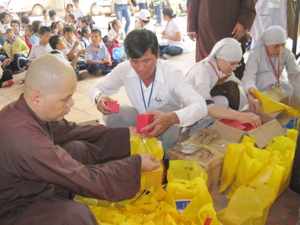 Đoàn thanh Thiếu nhi, Thiếu niên Phật tử về đảnh lễ chư Tôn đức Giáo phẩm lãnh đạo GHPGVN