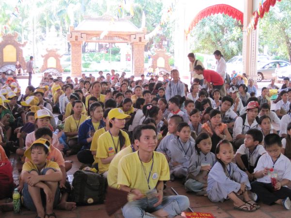Đoàn thanh Thiếu nhi, Thiếu niên Phật tử về đảnh lễ chư Tôn đức Giáo phẩm lãnh đạo GHPGVN