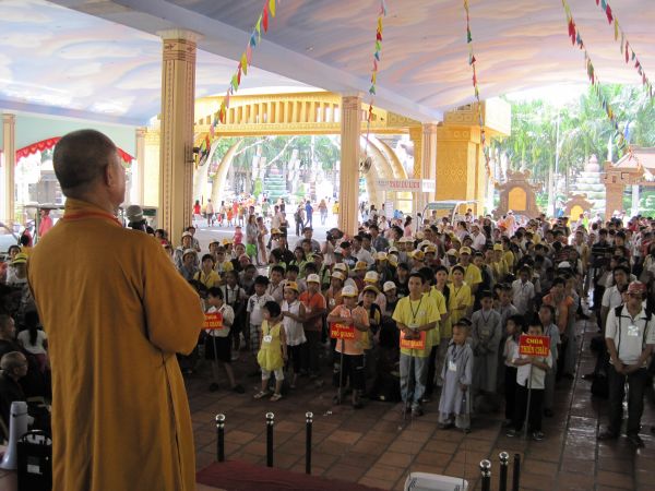 Đoàn thanh Thiếu nhi, Thiếu niên Phật tử về đảnh lễ chư Tôn đức Giáo phẩm lãnh đạo GHPGVN