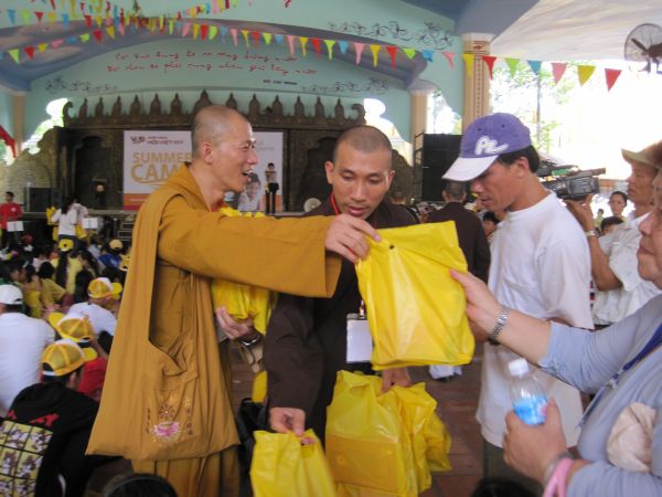 Đoàn thanh Thiếu nhi, Thiếu niên Phật tử về đảnh lễ chư Tôn đức Giáo phẩm lãnh đạo GHPGVN