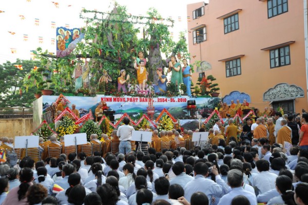 Phật giáo TP.HCM trang nghiêm cử hành Đại lễ Phật đản PL2554