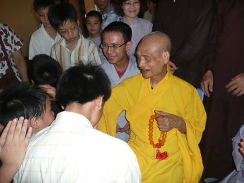 Đức Pháp chủ với thanh thiếu nhi Phật giáo Thủ đô