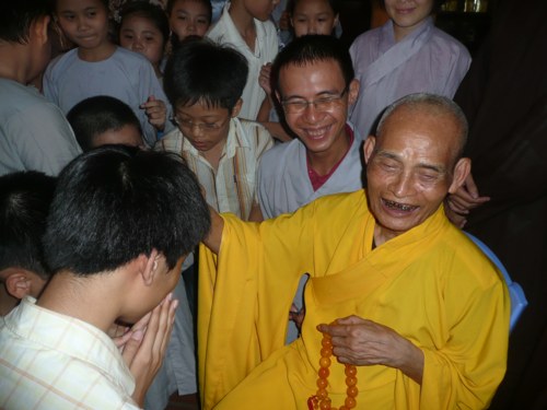 Đức Pháp chủ với thanh thiếu nhi Phật giáo Thủ đô
