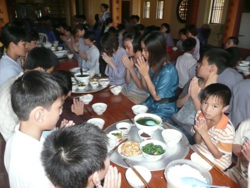 Đức Pháp chủ với thanh thiếu nhi Phật giáo Thủ đô