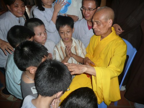 Đức Pháp chủ với thanh thiếu nhi Phật giáo Thủ đô