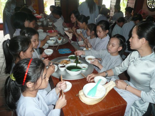 Đức Pháp chủ với thanh thiếu nhi Phật giáo Thủ đô