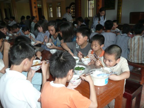 Đức Pháp chủ với thanh thiếu nhi Phật giáo Thủ đô