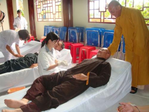 Khởi động hiến máu đón chào hội thảo Phật giáo toàn quốc 2010