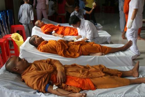 Khởi động hiến máu đón chào hội thảo Phật giáo toàn quốc 2010