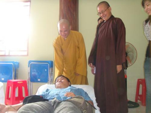 Khởi động hiến máu đón chào hội thảo Phật giáo toàn quốc 2010