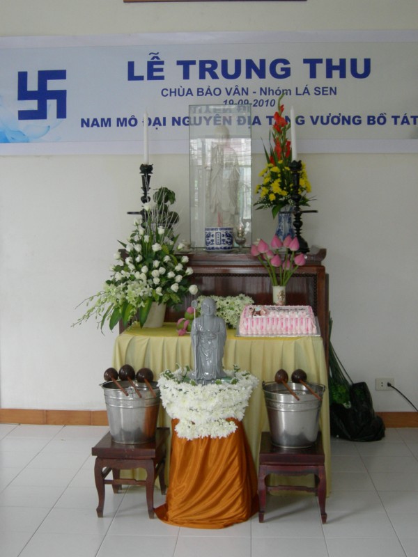 Nhóm Lá Sen tổ chức Lễ Trung thu theo nghi thức Phật giáo tại chùa Bảo Vân