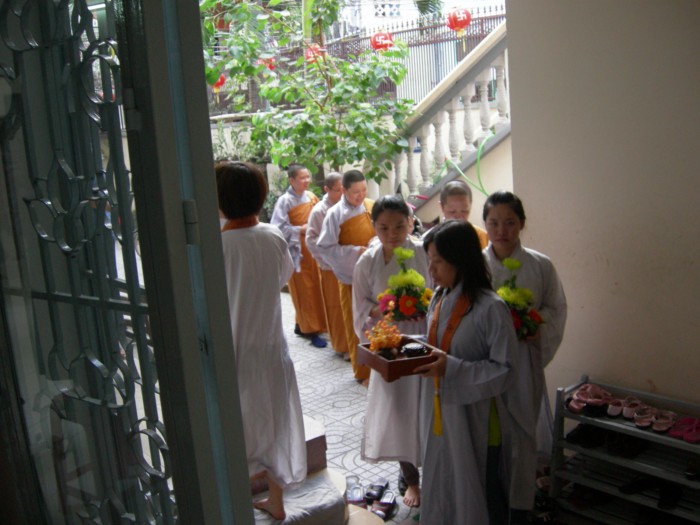 Nhóm Lá Sen tổ chức Lễ Trung thu theo nghi thức Phật giáo tại chùa Bảo Vân