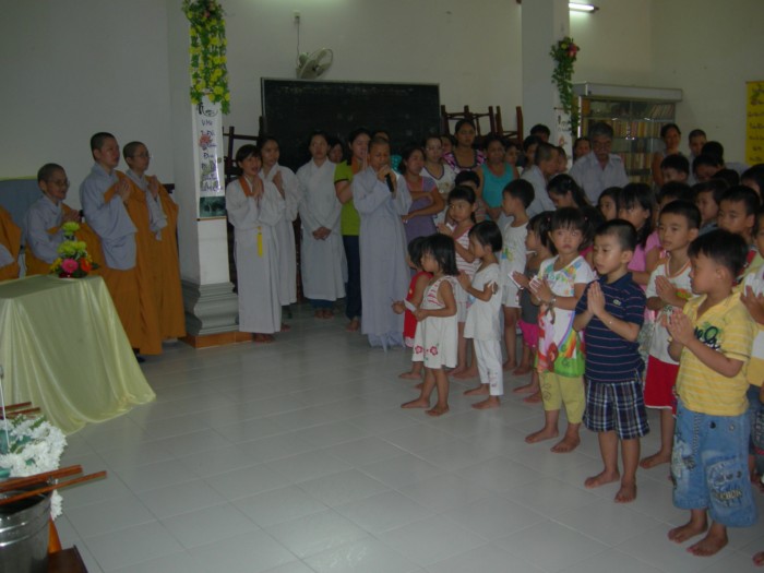 Nhóm Lá Sen tổ chức Lễ Trung thu theo nghi thức Phật giáo tại chùa Bảo Vân