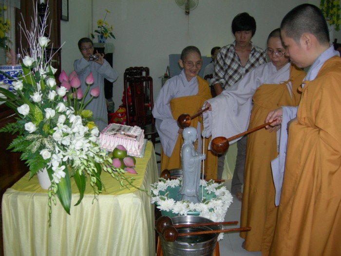 Nhóm Lá Sen tổ chức Lễ Trung thu theo nghi thức Phật giáo tại chùa Bảo Vân