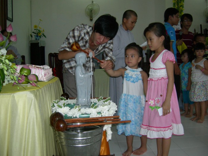 Nhóm Lá Sen tổ chức Lễ Trung thu theo nghi thức Phật giáo tại chùa Bảo Vân