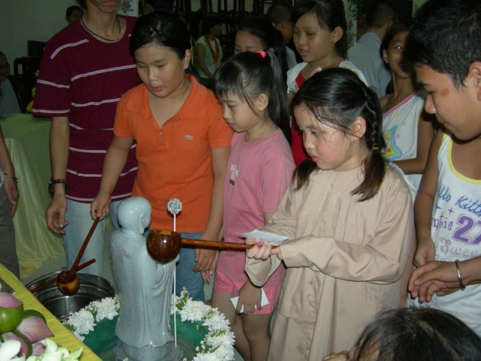 Nhóm Lá Sen tổ chức Lễ Trung thu theo nghi thức Phật giáo tại chùa Bảo Vân