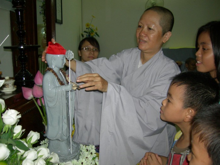 Nhóm Lá Sen tổ chức Lễ Trung thu theo nghi thức Phật giáo tại chùa Bảo Vân