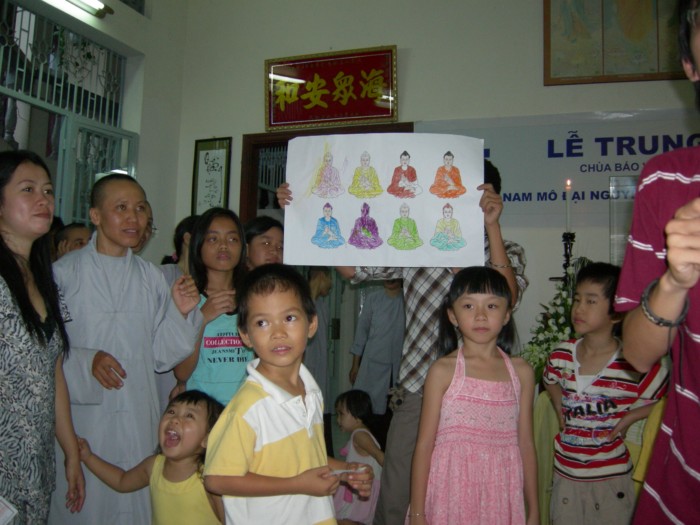Nhóm Lá Sen tổ chức Lễ Trung thu theo nghi thức Phật giáo tại chùa Bảo Vân