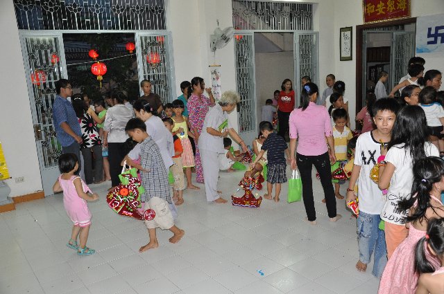 Nhóm Lá Sen tổ chức Lễ Trung thu theo nghi thức Phật giáo tại chùa Bảo Vân