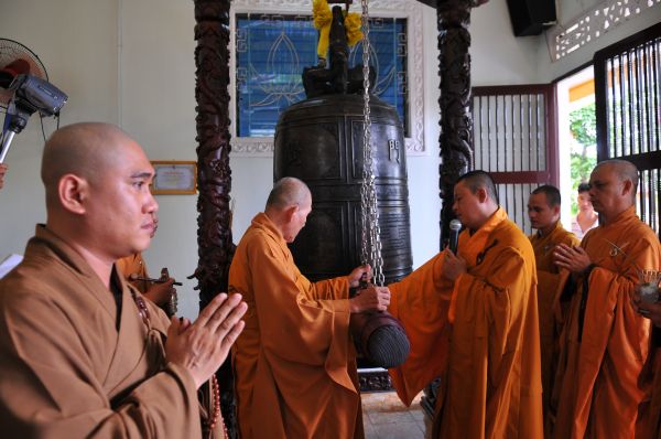 Hơn 1000 Phật tử dự lễ khai thỉnh Đại hồng chung và đại lễ Vu lan &quot;Ấm áp tình thương&quot; tại chùa Giác Nguyên - Tp. HCM