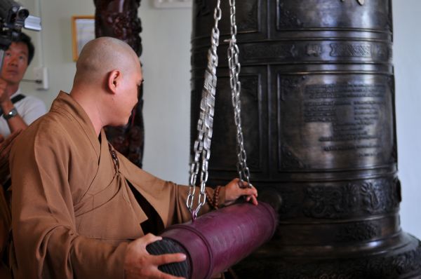 Hơn 1000 Phật tử dự lễ khai thỉnh Đại hồng chung và đại lễ Vu lan &quot;Ấm áp tình thương&quot; tại chùa Giác Nguyên - Tp. HCM