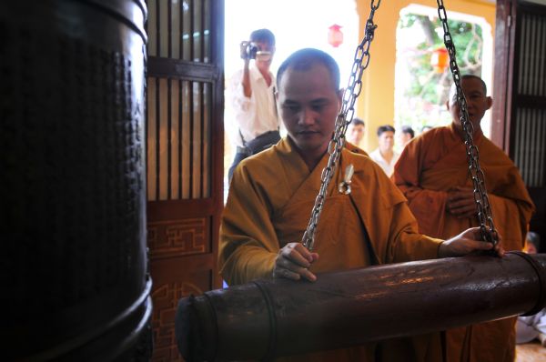 Hơn 1000 Phật tử dự lễ khai thỉnh Đại hồng chung và đại lễ Vu lan &quot;Ấm áp tình thương&quot; tại chùa Giác Nguyên - Tp. HCM