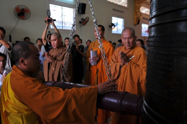 Hơn 1000 Phật tử dự lễ khai thỉnh Đại hồng chung và đại lễ Vu lan &quot;Ấm áp tình thương&quot; tại chùa Giác Nguyên - Tp. HCM