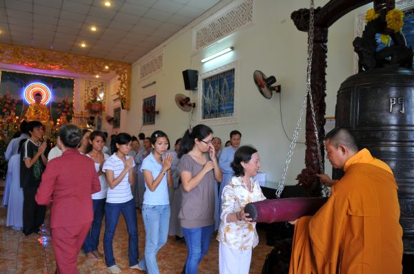 Hơn 1000 Phật tử dự lễ khai thỉnh Đại hồng chung và đại lễ Vu lan &quot;Ấm áp tình thương&quot; tại chùa Giác Nguyên - Tp. HCM