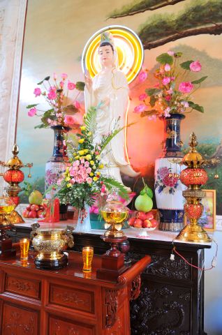 Hơn 1000 Phật tử dự lễ khai thỉnh Đại hồng chung và đại lễ Vu lan &quot;Ấm áp tình thương&quot; tại chùa Giác Nguyên - Tp. HCM