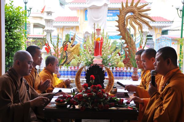 Hơn 1000 Phật tử dự lễ khai thỉnh Đại hồng chung và đại lễ Vu lan &quot;Ấm áp tình thương&quot; tại chùa Giác Nguyên - Tp. HCM