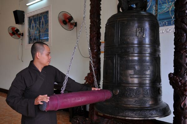 Hơn 1000 Phật tử dự lễ khai thỉnh Đại hồng chung và đại lễ Vu lan &quot;Ấm áp tình thương&quot; tại chùa Giác Nguyên - Tp. HCM