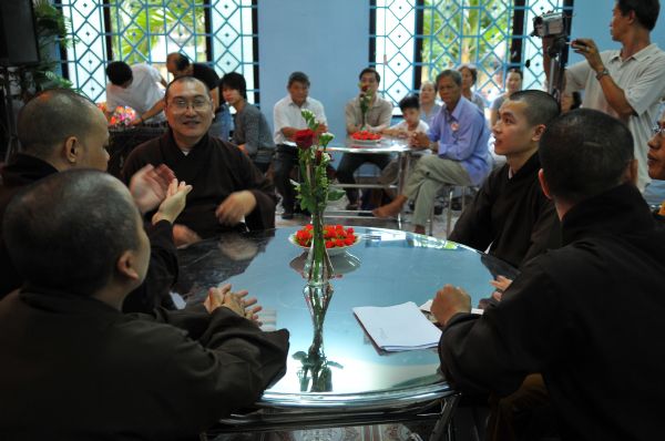Hơn 1000 Phật tử dự lễ khai thỉnh Đại hồng chung và đại lễ Vu lan &quot;Ấm áp tình thương&quot; tại chùa Giác Nguyên - Tp. HCM
