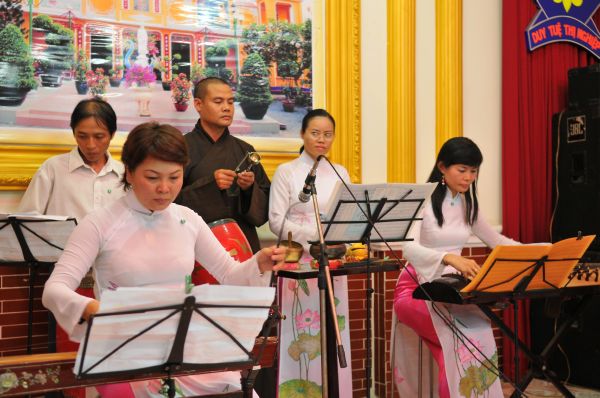 Hơn 1000 Phật tử dự lễ khai thỉnh Đại hồng chung và đại lễ Vu lan &quot;Ấm áp tình thương&quot; tại chùa Giác Nguyên - Tp. HCM