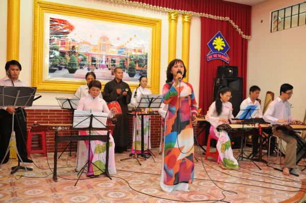 Hơn 1000 Phật tử dự lễ khai thỉnh Đại hồng chung và đại lễ Vu lan &quot;Ấm áp tình thương&quot; tại chùa Giác Nguyên - Tp. HCM