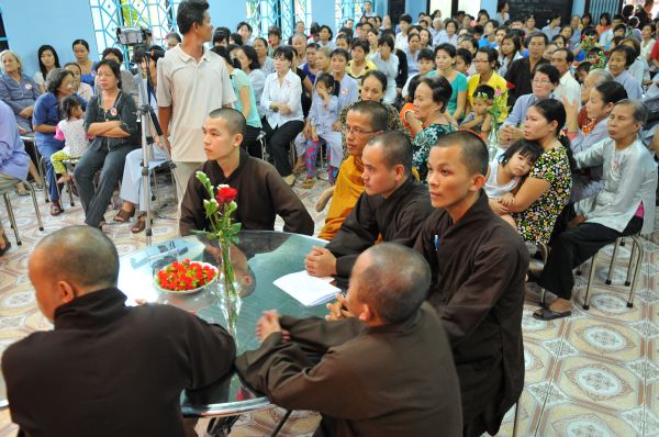 Hơn 1000 Phật tử dự lễ khai thỉnh Đại hồng chung và đại lễ Vu lan &quot;Ấm áp tình thương&quot; tại chùa Giác Nguyên - Tp. HCM