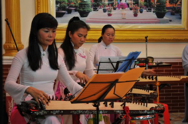 Hơn 1000 Phật tử dự lễ khai thỉnh Đại hồng chung và đại lễ Vu lan &quot;Ấm áp tình thương&quot; tại chùa Giác Nguyên - Tp. HCM