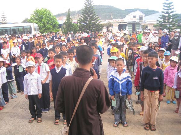 Lâm Đồng: Phát 500 phần quà Trung Thu và trao 30 suất học bổng