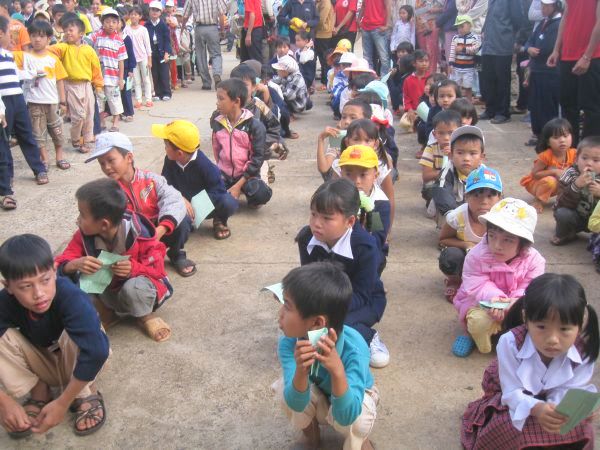 Lâm Đồng: Phát 500 phần quà Trung Thu và trao 30 suất học bổng