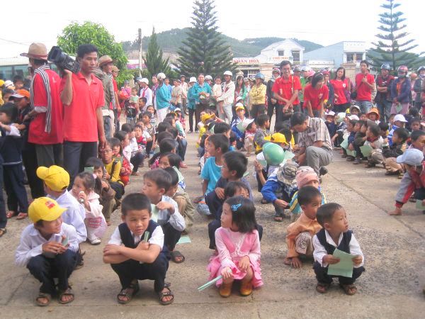 Lâm Đồng: Phát 500 phần quà Trung Thu và trao 30 suất học bổng