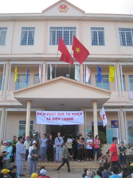 Lâm Đồng: Phát 500 phần quà Trung Thu và trao 30 suất học bổng